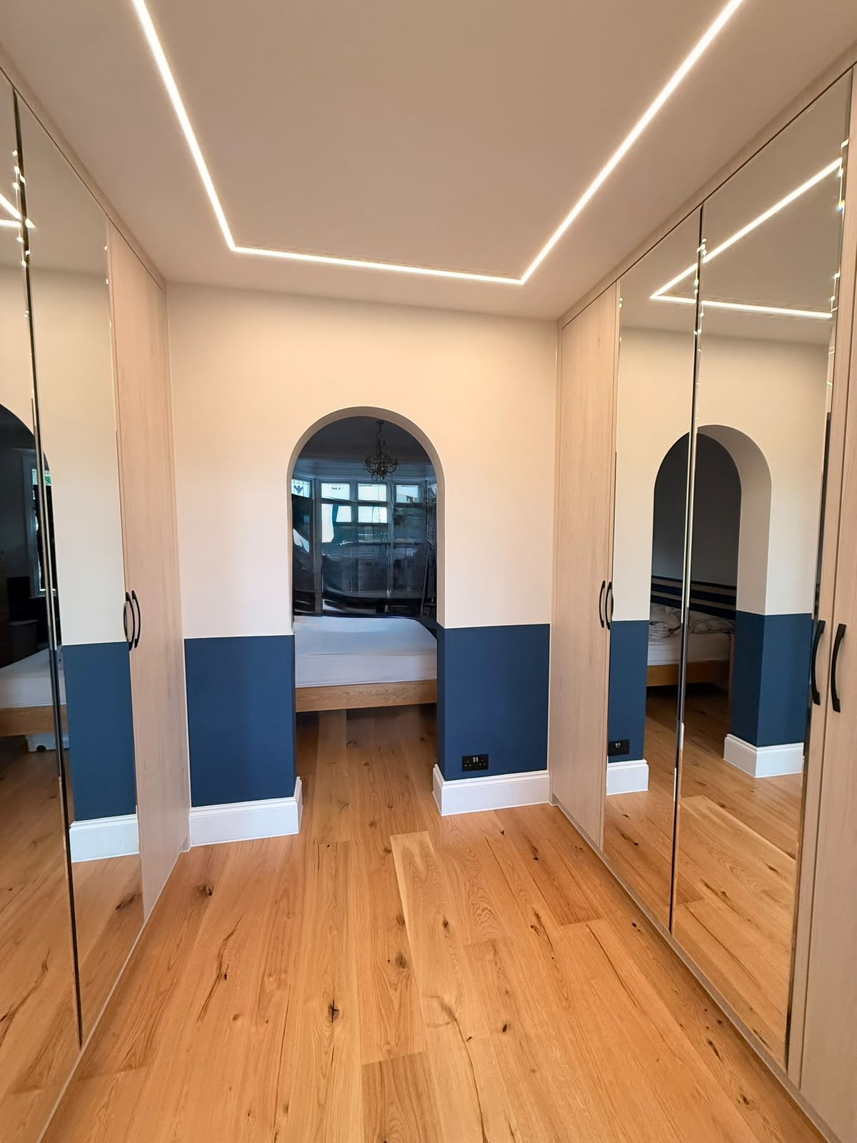 Dressing room arch mirrored