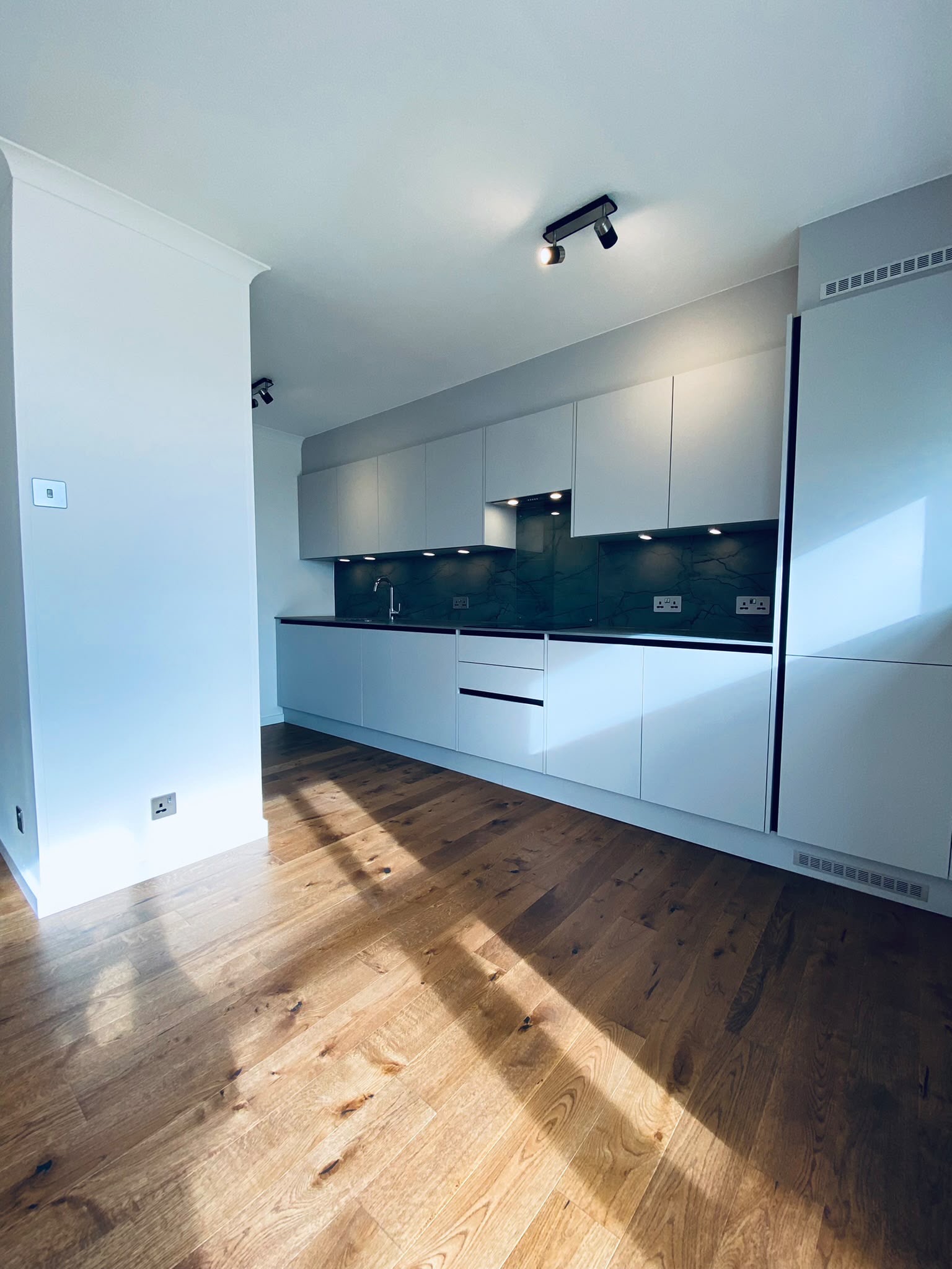 Kitchen grey handleless